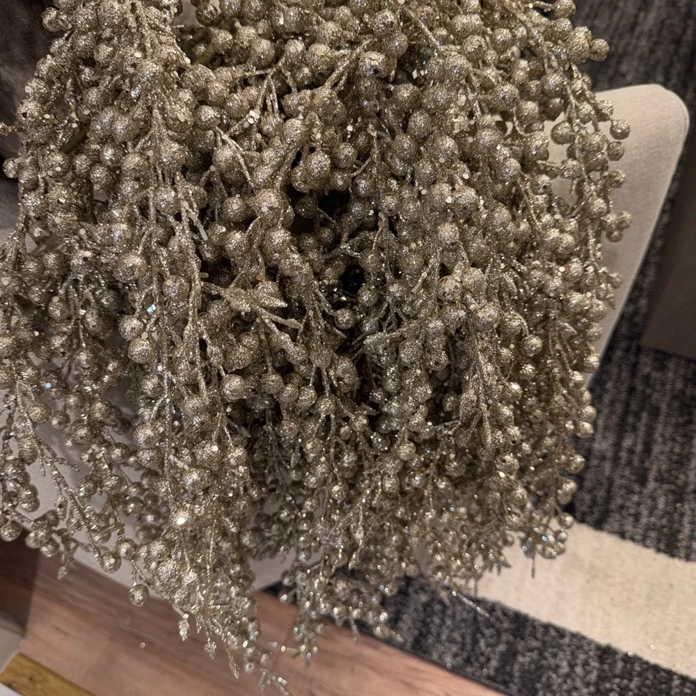 16 elegant picks berries holiday picks